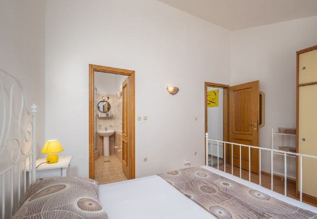 Appartement à Supetarska Draga - Appartement dans Supetarska Draga avec vue mer, Balcon, Climatisation, WIFI (3321-3) Appartement à Supetarska Draga - Appartement dans Supetarska Draga avec vue mer, Balcon, Climatisation, WIFI (3321-3)