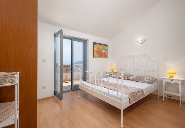 Appartement à Supetarska Draga - Appartement dans Supetarska Draga avec vue mer, Balcon, Climatisation, WIFI (3321-3) Appartement à Supetarska Draga - Appartement dans Supetarska Draga avec vue mer, Balcon, Climatisation, WIFI (3321-3)