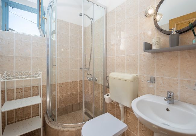 Appartement à Supetarska Draga - Appartement dans Supetarska Draga avec vue mer, Balcon, Climatisation, WIFI (3321-3) Appartement à Supetarska Draga - Appartement dans Supetarska Draga avec vue mer, Balcon, Climatisation, WIFI (3321-3)