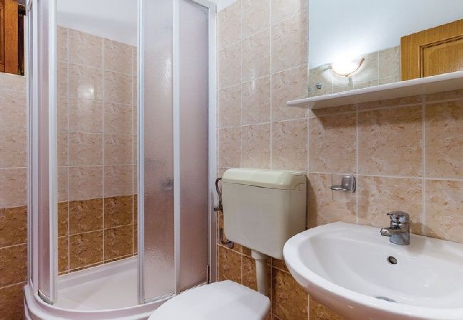 Appartement à Supetarska Draga - Appartement dans Supetarska Draga avec vue mer, Balcon, Climatisation, WIFI (3321-3) Appartement à Supetarska Draga - Appartement dans Supetarska Draga avec vue mer, Balcon, Climatisation, WIFI (3321-3)