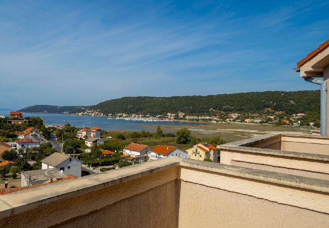 Appartement à Supetarska Draga - Appartement dans Supetarska Draga avec vue mer, Balcon, Climatisation, WIFI (3321-3) Appartement à Supetarska Draga - Appartement dans Supetarska Draga avec vue mer, Balcon, Climatisation, WIFI (3321-3)