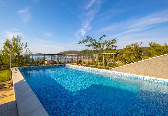 Appartement à Supetarska Draga - Appartement dans Supetarska Draga avec vue mer, Balcon, Climatisation, WIFI (3321-3) Appartement à Supetarska Draga - Appartement dans Supetarska Draga avec vue mer, Balcon, Climatisation, WIFI (3321-3)