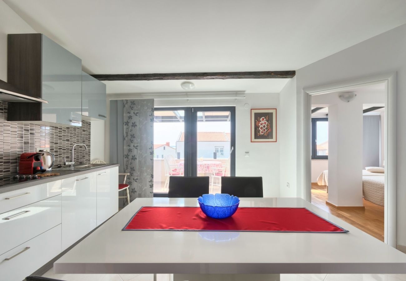 Appartement à Štinjan - Appartement dans Štinjan avec vue mer, Climatisation, WIFI, Machine à laver (3326-1)