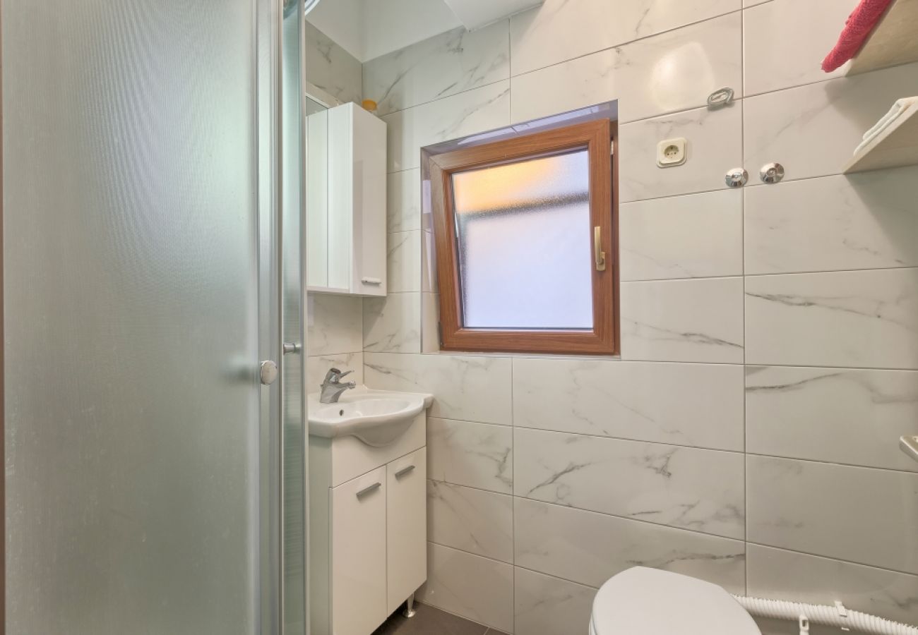 Appartement à Štinjan - Appartement dans Štinjan avec vue mer, Climatisation, WIFI, Machine à laver (3326-1)