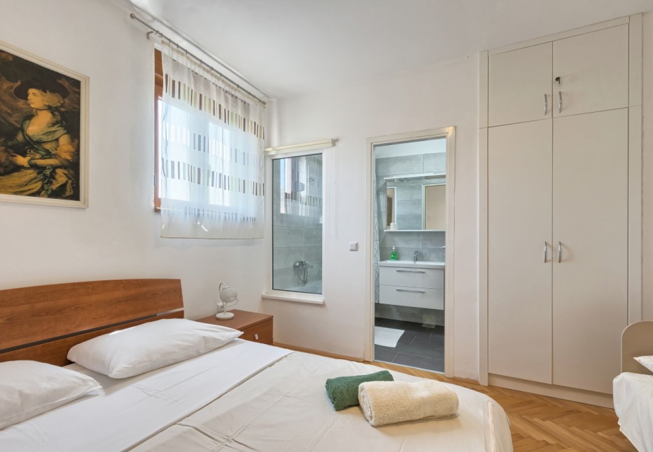 Appartement à Štinjan - Appartement dans Štinjan avec vue mer, Climatisation, WIFI, Machine à laver (3326-1)