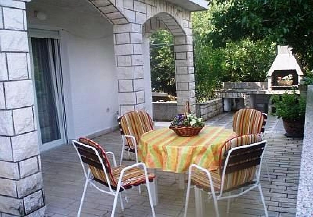 Appartement à Vrbnik - Appartement dans Vrbnik avec vue mer, terrasse, Climatisation, WIFI (879-2)