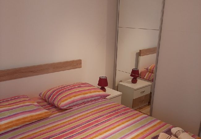 Appartement à Vodice - Appartement dans Vodice avec vue mer, terrasse, Climatisation, WIFI (3335-3) Appartement à Vodice - Appartement dans Vodice avec vue mer, terrasse, Climatisation, WIFI (3335-3)