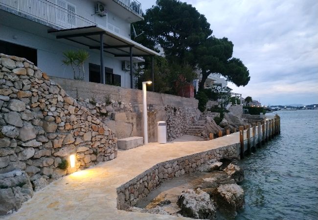 Appartement à Tribunj - Appartement dans Tribunj avec vue mer, terrasse, Climatisation, WIFI (3348-2) Appartement à Tribunj - Appartement dans Tribunj avec vue mer, terrasse, Climatisation, WIFI (3348-2)