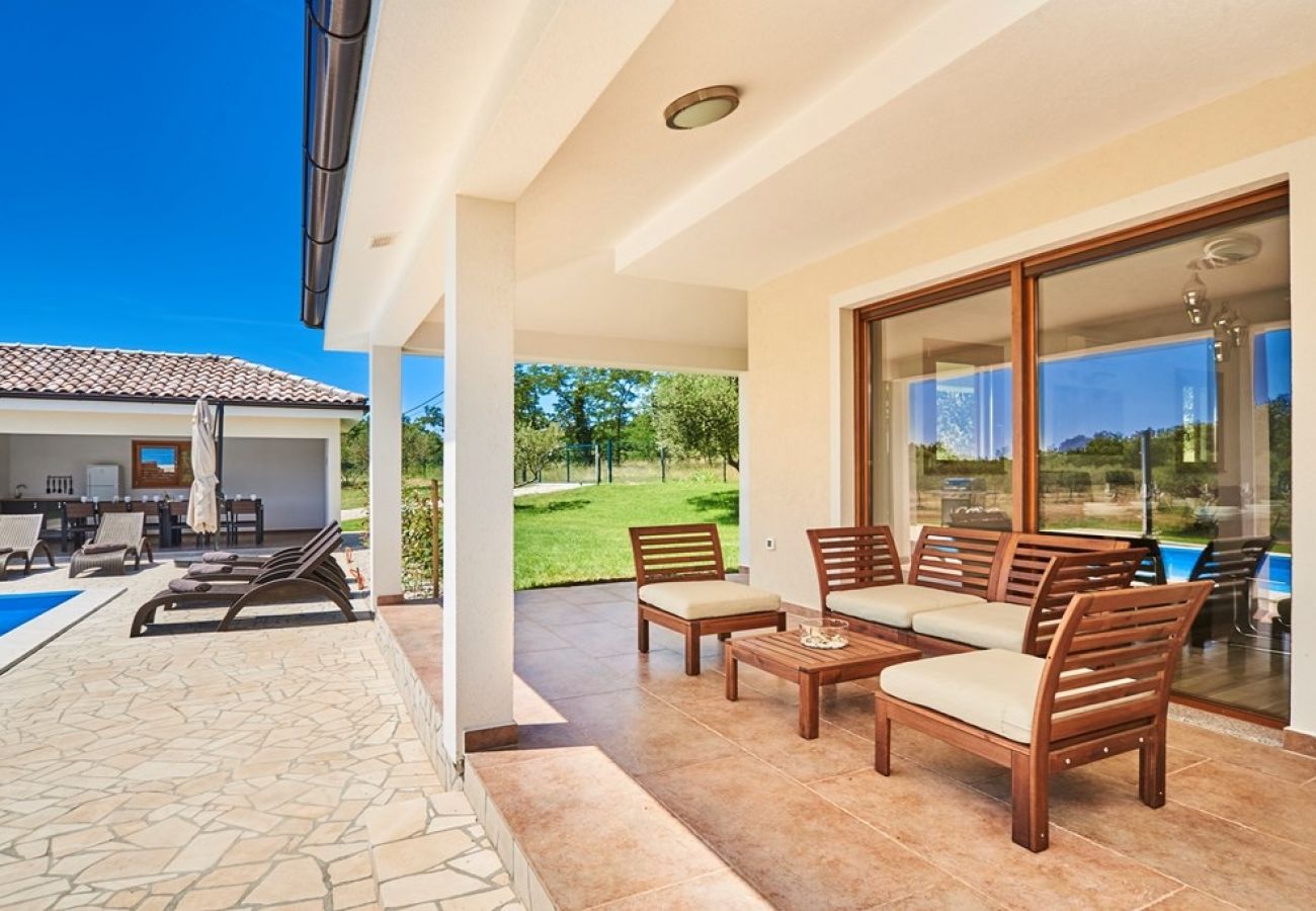 Maison à Buje - Maison de vacances dans Buje avec terrasse, Climatisation, WIFI, Machine à laver (3356-1)