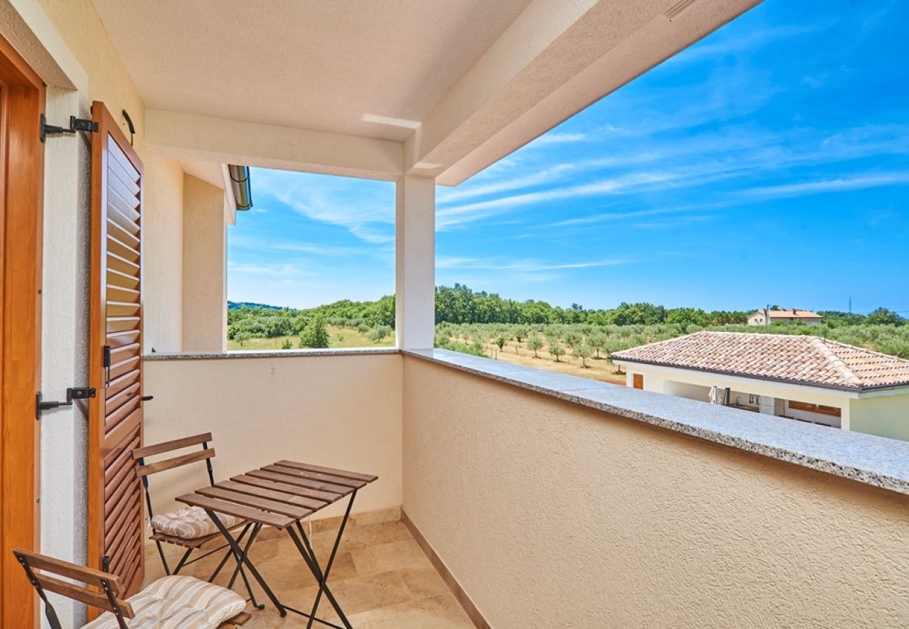 Maison à Buje - Maison de vacances dans Buje avec terrasse, Climatisation, WIFI, Machine à laver (3356-1)