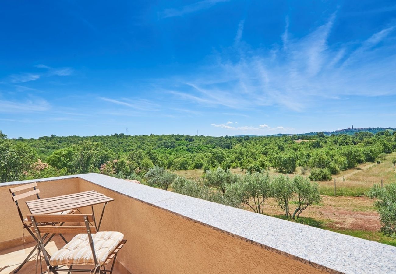 Maison à Buje - Maison de vacances dans Buje avec terrasse, Climatisation, WIFI, Machine à laver (3356-1)