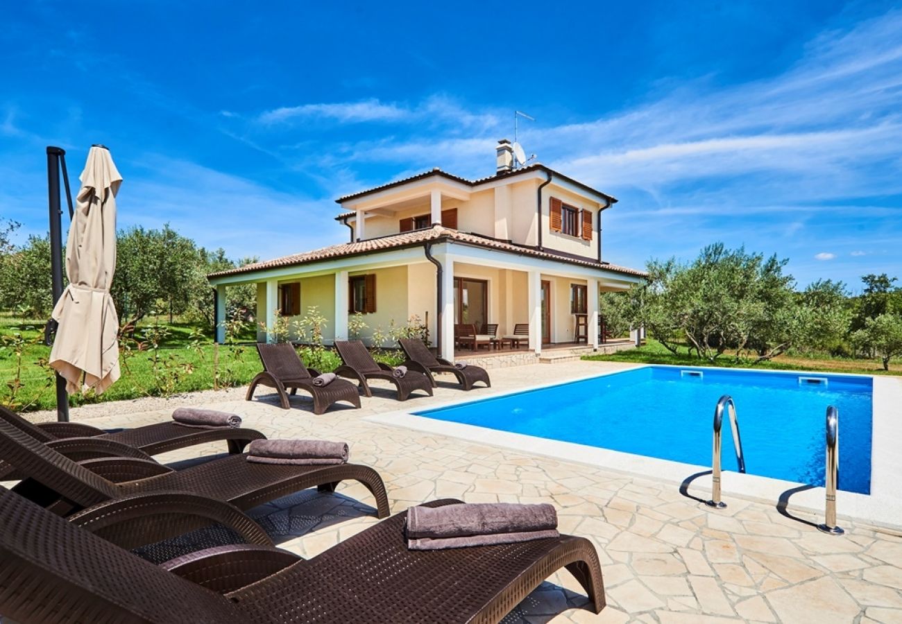 Maison à Buje - Maison de vacances dans Buje avec terrasse, Climatisation, WIFI, Machine à laver (3356-1)