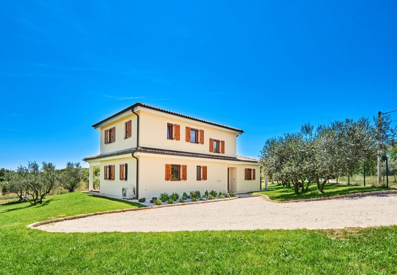 Maison à Buje - Maison de vacances dans Buje avec terrasse, Climatisation, WIFI, Machine à laver (3356-1)