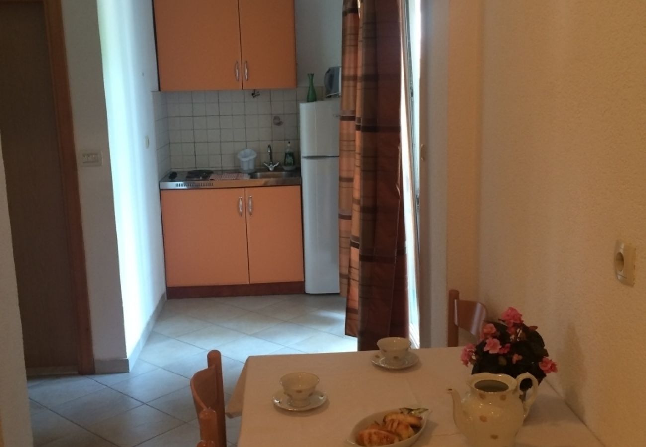 Appartement à Omiš - Appartement dans Omiš avec vue mer, Balcon, Climatisation, WIFI (3422-1)