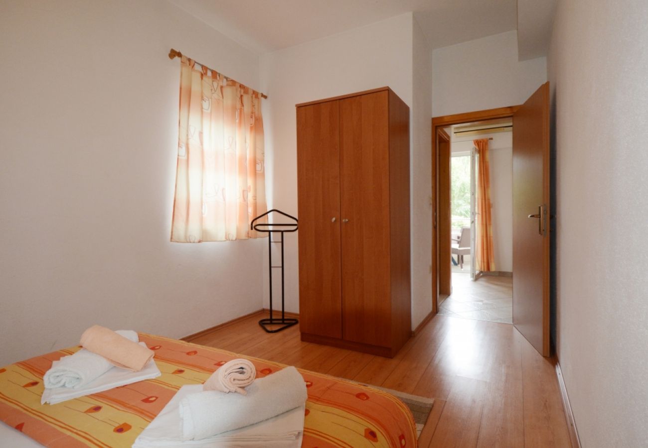 Appartement à Omiš - Appartement dans Omiš avec vue mer, Balcon, Climatisation, WIFI (3422-1)