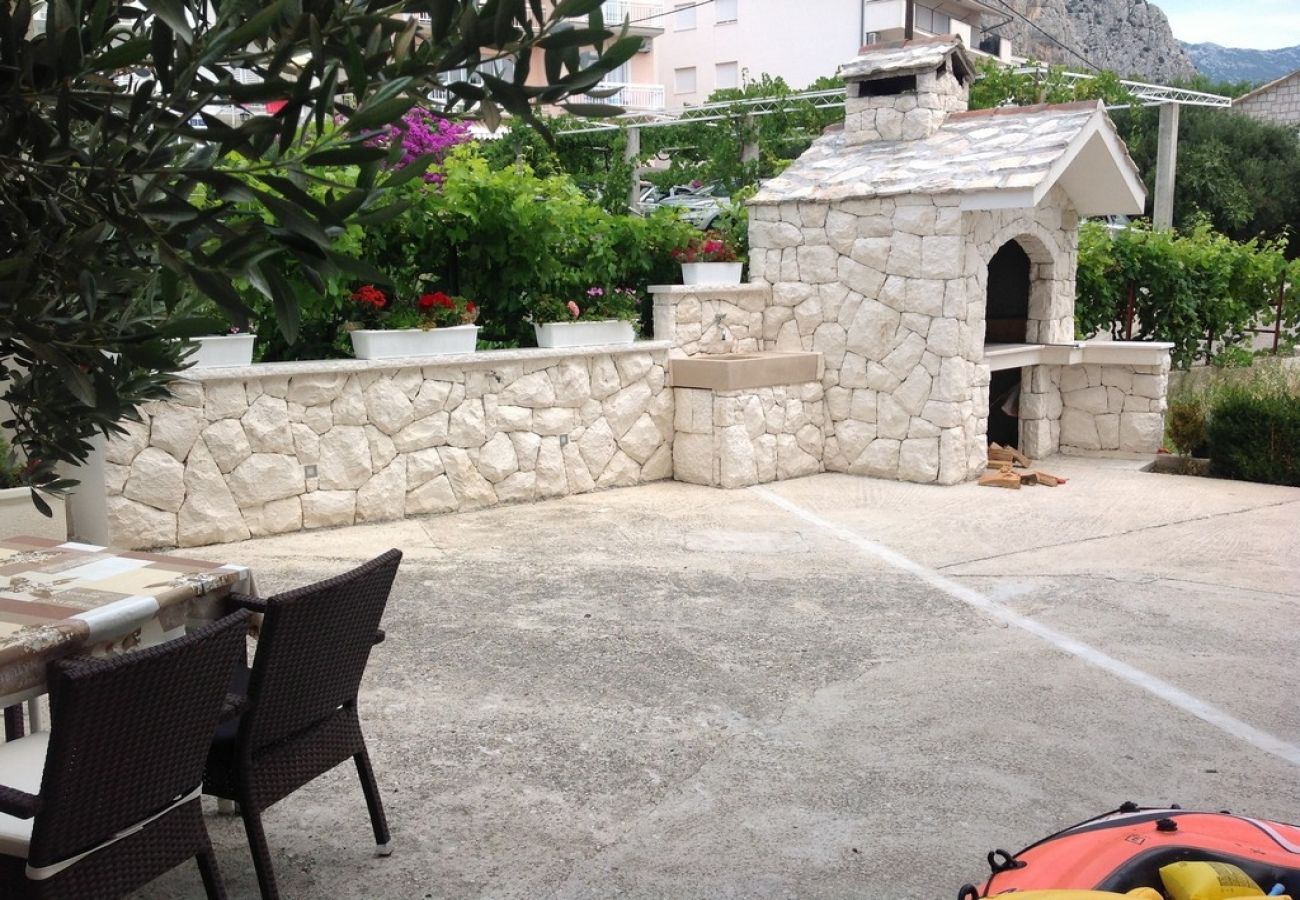 Appartement à Omiš - Appartement dans Omiš avec vue mer, Balcon, Climatisation, WIFI (3422-1)