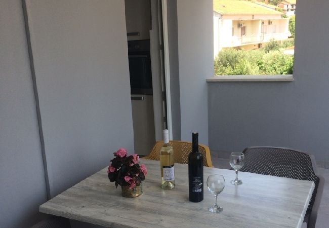 Appartement à Omiš - Appartement dans Omiš avec vue mer, terrasse, Climatisation, WIFI (3422-2) Appartement à Omiš - Appartement dans Omiš avec vue mer, terrasse, Climatisation, WIFI (3422-2)