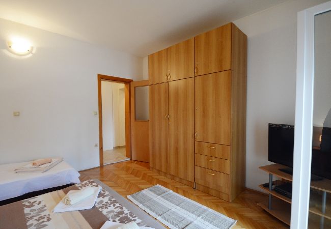 Appartement à Omiš - Appartement dans Omiš avec vue mer, terrasse, Climatisation, WIFI (3422-2) Appartement à Omiš - Appartement dans Omiš avec vue mer, terrasse, Climatisation, WIFI (3422-2)