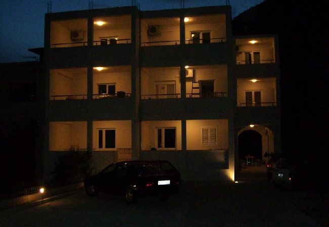 Appartement à Omiš - Appartement dans Omiš avec vue mer, terrasse, Climatisation, WIFI (3422-3) Appartement à Omiš - Appartement dans Omiš avec vue mer, terrasse, Climatisation, WIFI (3422-3)