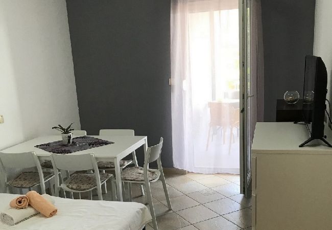 Appartement à Omiš - Appartement dans Omiš avec vue mer, terrasse, Climatisation, WIFI (3422-7) Appartement à Omiš - Appartement dans Omiš avec vue mer, terrasse, Climatisation, WIFI (3422-7)