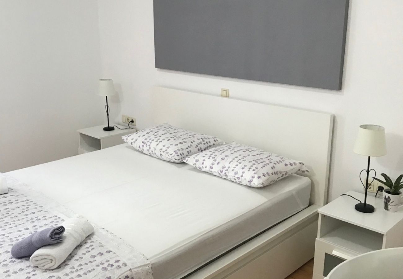 Appartement à Omiš - Appartement dans Omiš avec vue mer, terrasse, Climatisation, WIFI (3422-7)