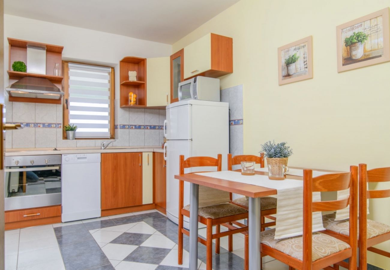 Appartement à Okrug Gornji - Appartement dans Okrug Gornji avec vue mer, terrasse, Climatisation, WIFI (3436-2)