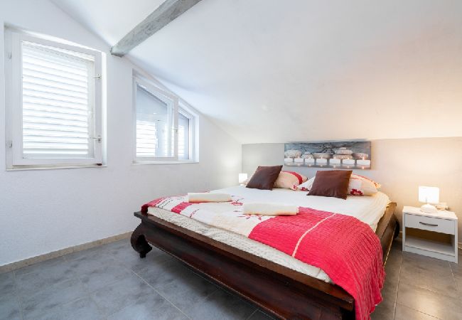 Maison à Vela Luka - Maison Robinson dans Vela Luka avec vue mer, terrasse, Climatisation, WIFI (3439-1) Maison à Vela Luka - Maison Robinson dans Vela Luka avec vue mer, terrasse, Climatisation, WIFI (3439-1)