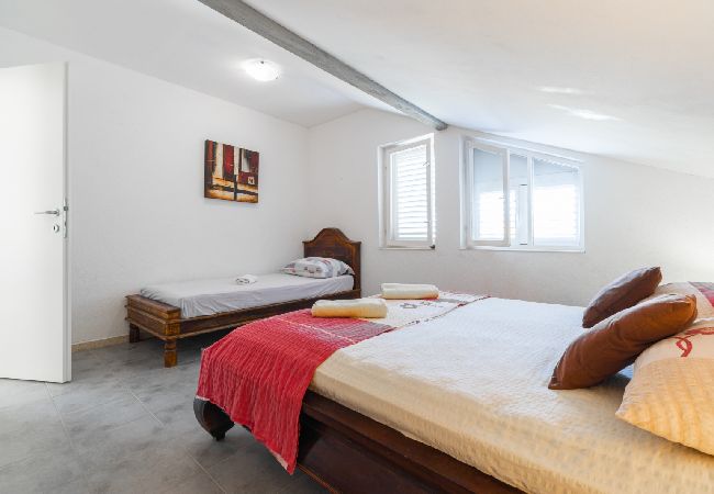 Maison à Vela Luka - Maison Robinson dans Vela Luka avec vue mer, terrasse, Climatisation, WIFI (3439-1) Maison à Vela Luka - Maison Robinson dans Vela Luka avec vue mer, terrasse, Climatisation, WIFI (3439-1)