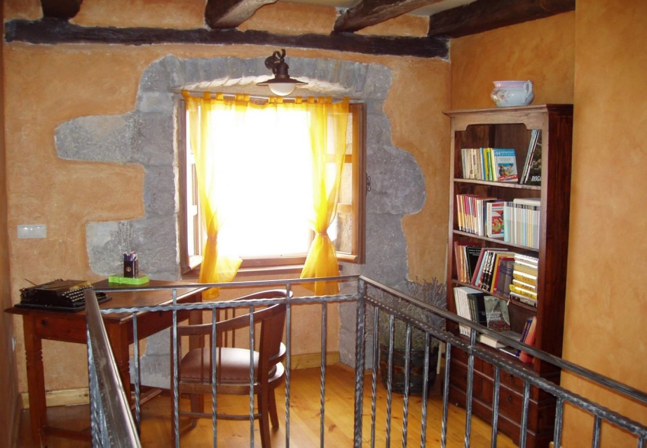 Maison à Roc - Maison de vacances dans Roč avec terrasse, Climatisation, WIFI, Machine à laver (3458-1)