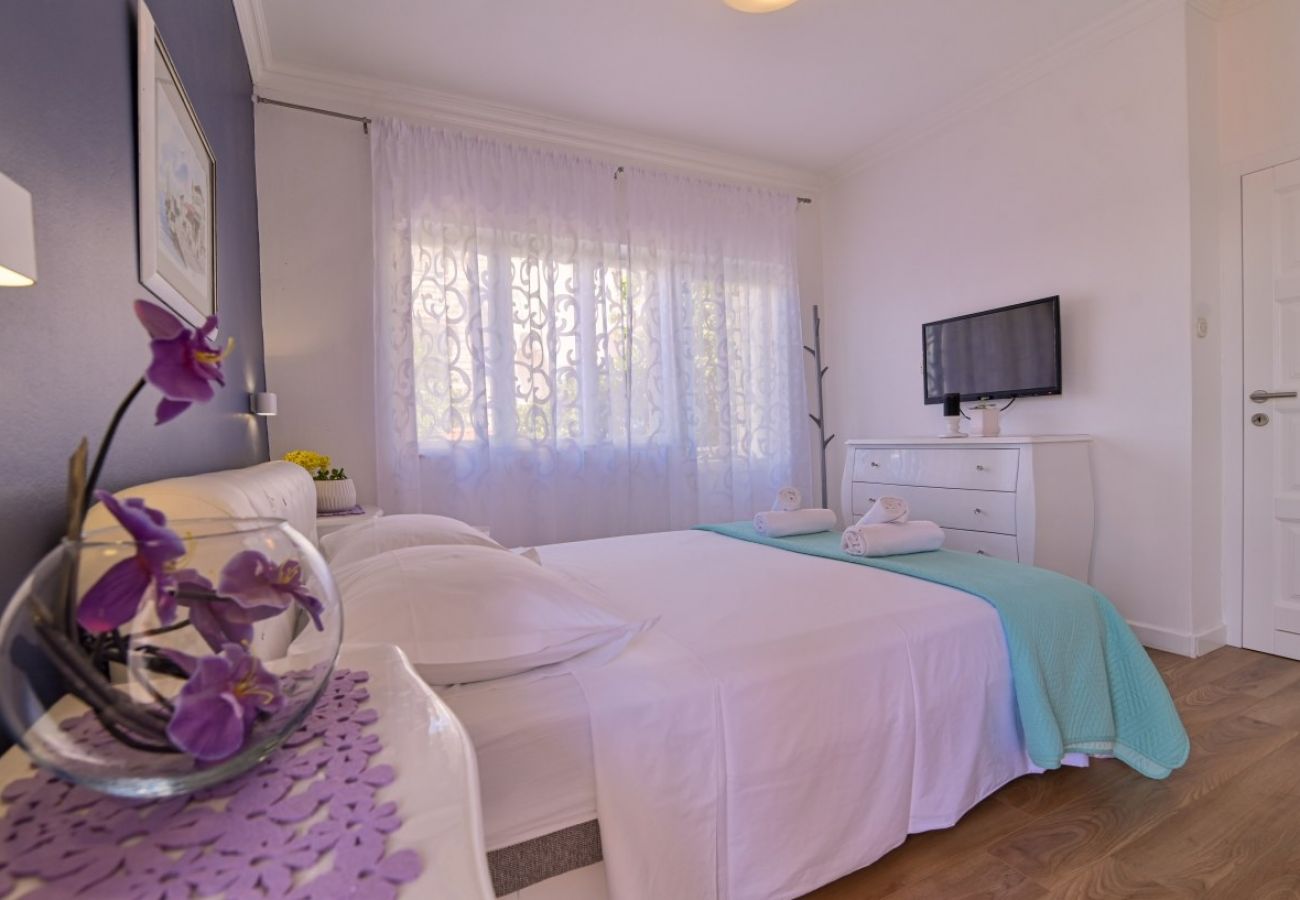 Appartement à Trogir - Appartement dans Trogir avec vue mer, Balcon, Climatisation, WIFI (3459-1)