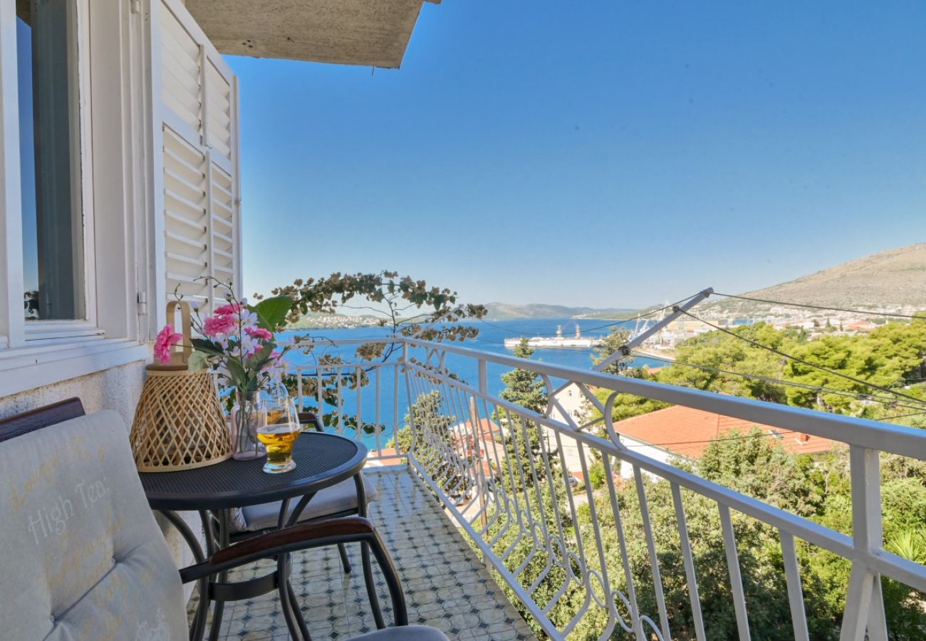 Appartement à Trogir - Appartement dans Trogir avec vue mer, terrasse, Climatisation, WIFI (3459-2)