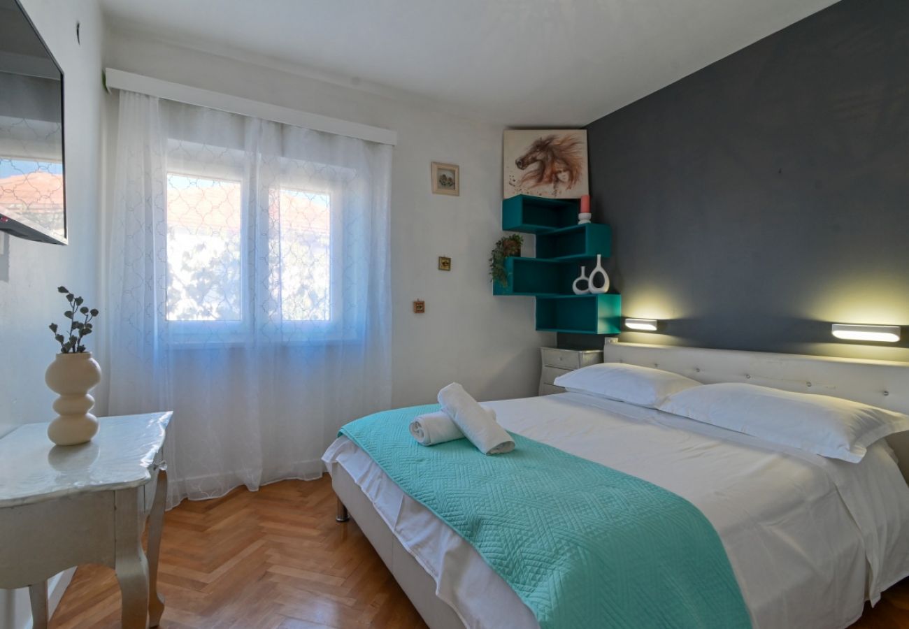 Appartement à Trogir - Appartement dans Trogir avec vue mer, terrasse, Climatisation, WIFI (3459-2)