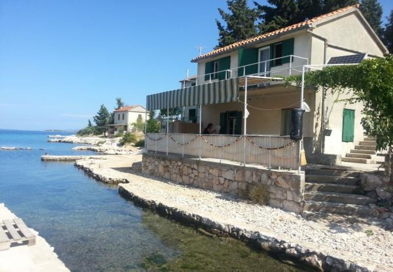 Maison à Zut - Maison Robinson dans Žut avec vue mer, terrasse, WIFI (3467-1)