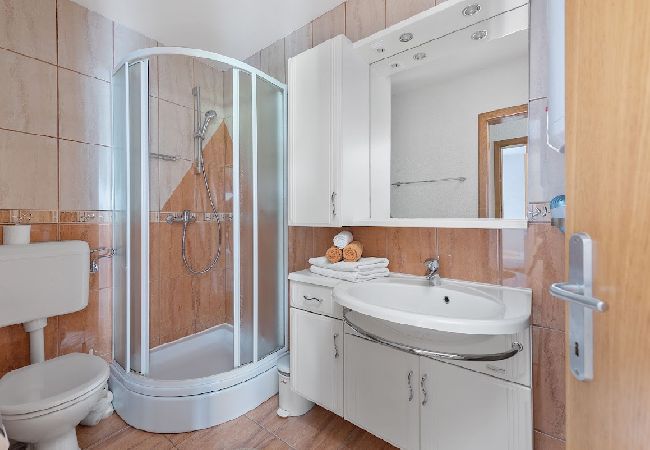 Appartement à Sukošan - Appartement dans Sukošan avec vue mer, terrasse, Climatisation, WIFI (3495-1) Appartement à Sukošan - Appartement dans Sukošan avec vue mer, terrasse, Climatisation, WIFI (3495-1)