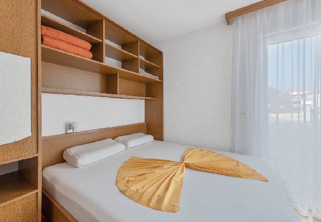 Appartement à Sukošan - Appartement dans Sukošan avec vue mer, terrasse, Climatisation, WIFI (3495-1) Appartement à Sukošan - Appartement dans Sukošan avec vue mer, terrasse, Climatisation, WIFI (3495-1)