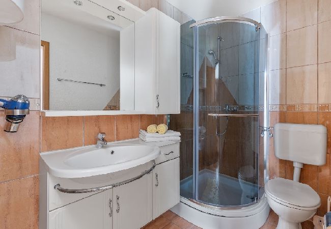 Appartement à Sukošan - Appartement dans Sukošan avec vue mer, terrasse, Climatisation, WIFI (3495-2) Appartement à Sukošan - Appartement dans Sukošan avec vue mer, terrasse, Climatisation, WIFI (3495-2)