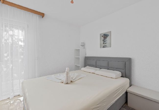 Appartement à Sukošan - Appartement dans Sukošan avec vue mer, terrasse, Climatisation, WIFI (3495-2) Appartement à Sukošan - Appartement dans Sukošan avec vue mer, terrasse, Climatisation, WIFI (3495-2)