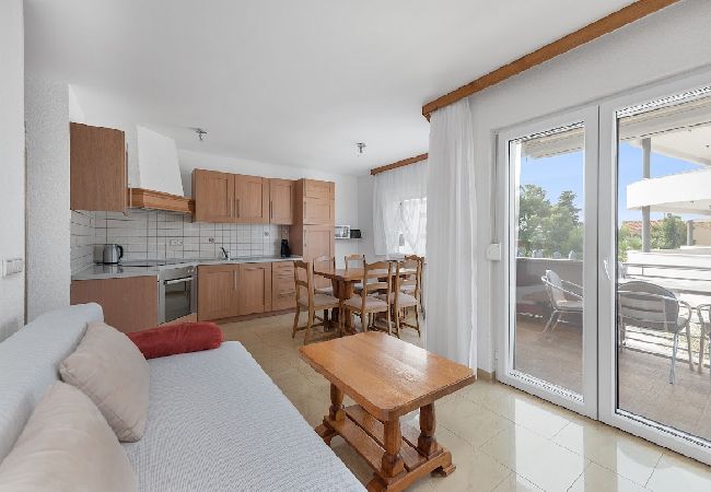 Appartement à Sukošan - Appartement dans Sukošan avec vue mer, terrasse, Climatisation, WIFI (3495-3) Appartement à Sukošan - Appartement dans Sukošan avec vue mer, terrasse, Climatisation, WIFI (3495-3)