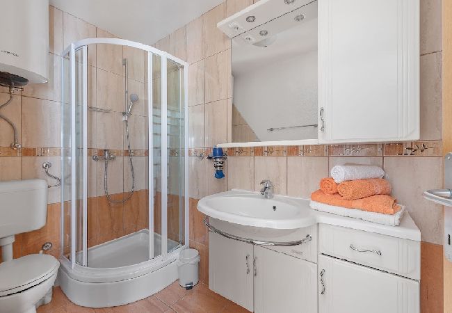 Appartement à Sukošan - Appartement dans Sukošan avec vue mer, terrasse, Climatisation, WIFI (3495-3) Appartement à Sukošan - Appartement dans Sukošan avec vue mer, terrasse, Climatisation, WIFI (3495-3)
