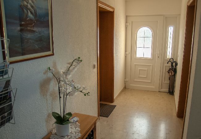 Appartement à Sukošan - Appartement dans Sukošan avec vue mer, terrasse, Climatisation, WIFI (3495-3) Appartement à Sukošan - Appartement dans Sukošan avec vue mer, terrasse, Climatisation, WIFI (3495-3)