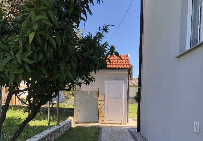 Appartement à Sukošan - Appartement dans Sukošan avec vue mer, terrasse, Climatisation, WIFI (3495-3) Appartement à Sukošan - Appartement dans Sukošan avec vue mer, terrasse, Climatisation, WIFI (3495-3)