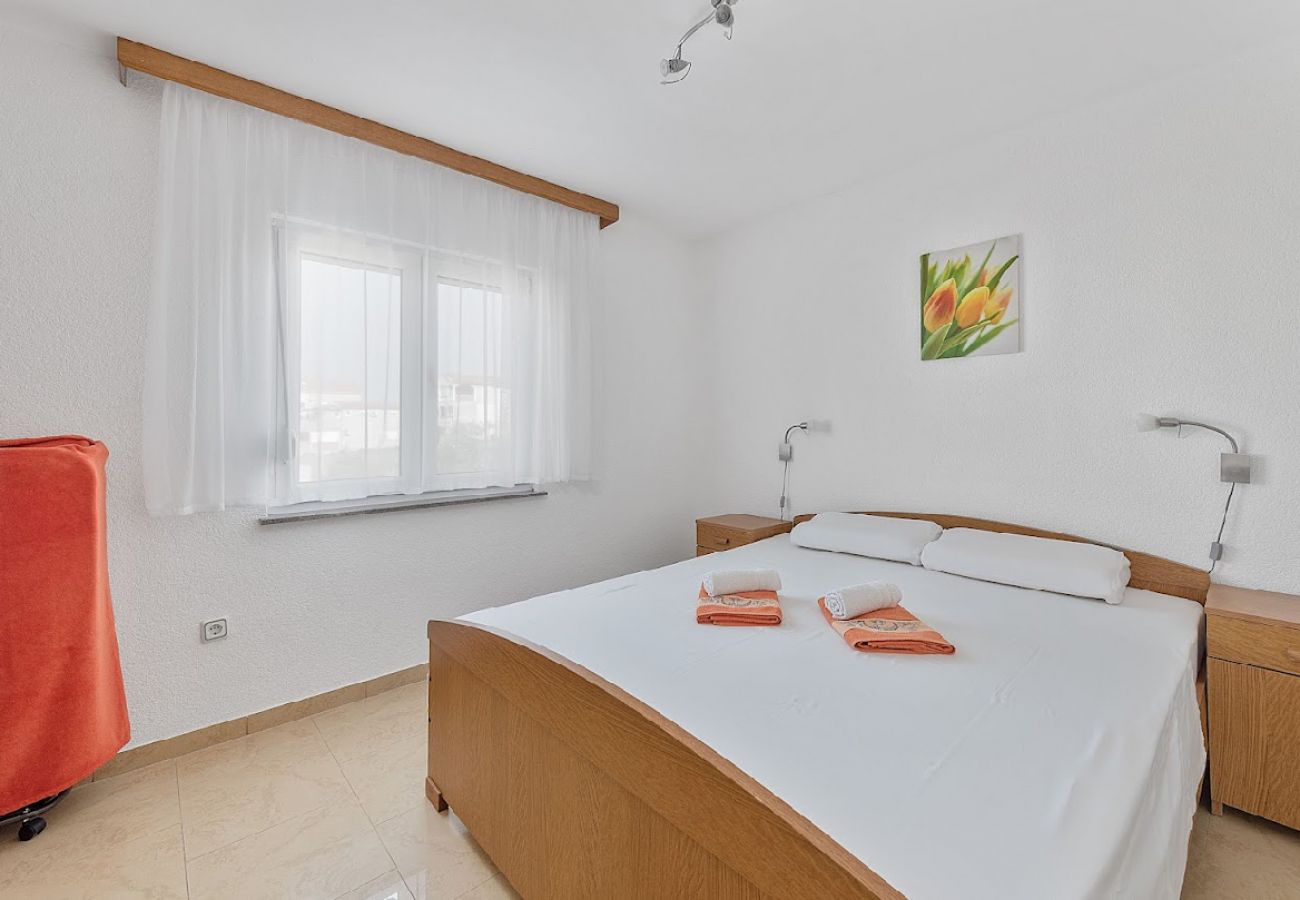 Appartement à Sukošan - Appartement dans Sukošan avec vue mer, terrasse, Climatisation, WIFI (3495-3)