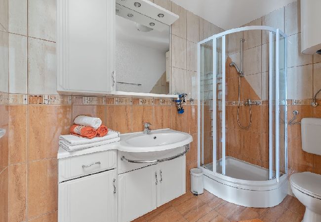 Appartement à Sukošan - Appartement dans Sukošan avec vue mer, terrasse, Climatisation, WIFI (3495-4) Appartement à Sukošan - Appartement dans Sukošan avec vue mer, terrasse, Climatisation, WIFI (3495-4)