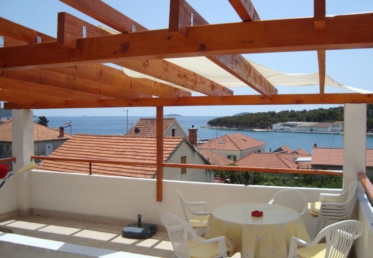 Appartement à Prvic Luka - Appartement dans Prvić Luka avec vue mer, terrasse, Climatisation, WIFI (3347-1)