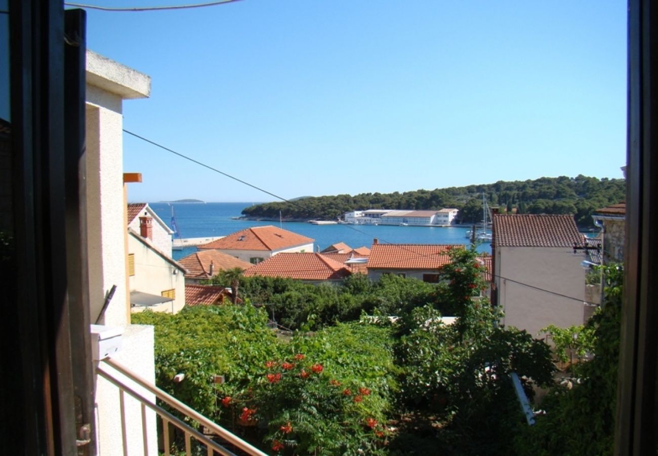 Appartement à Prvic Luka - Appartement dans Prvić Luka avec vue mer, terrasse, Climatisation, WIFI (3347-1)