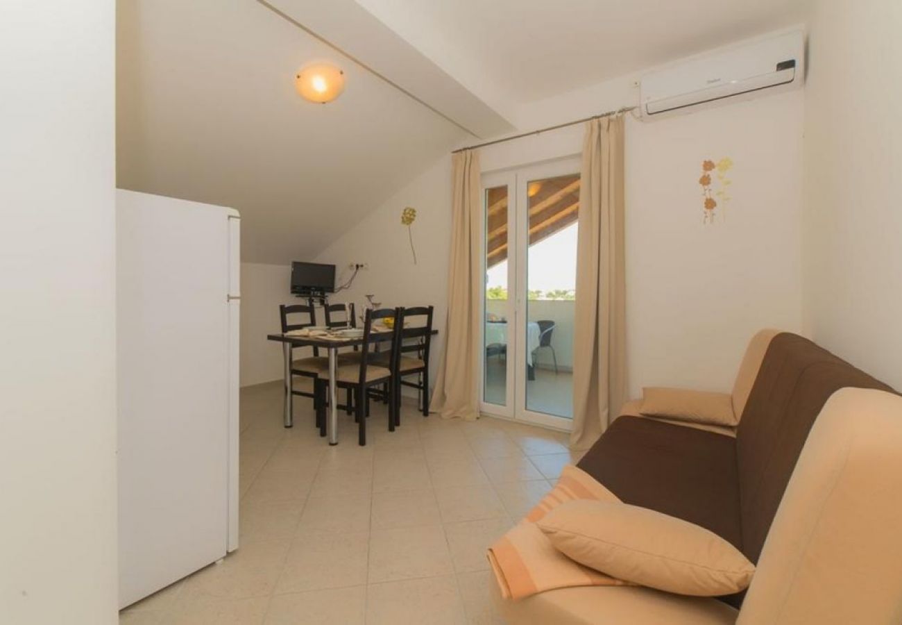 Appartement à Pakoštane - Appartement dans Pakoštane avec terrasse, Climatisation, WIFI, Machine à laver (3548-1)