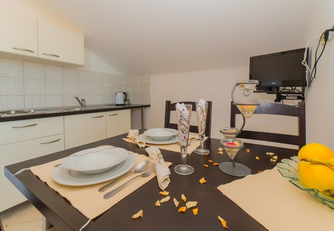 Appartement à Pakoštane - Appartement dans Pakoštane avec terrasse, Climatisation, WIFI, Machine à laver (3548-1)