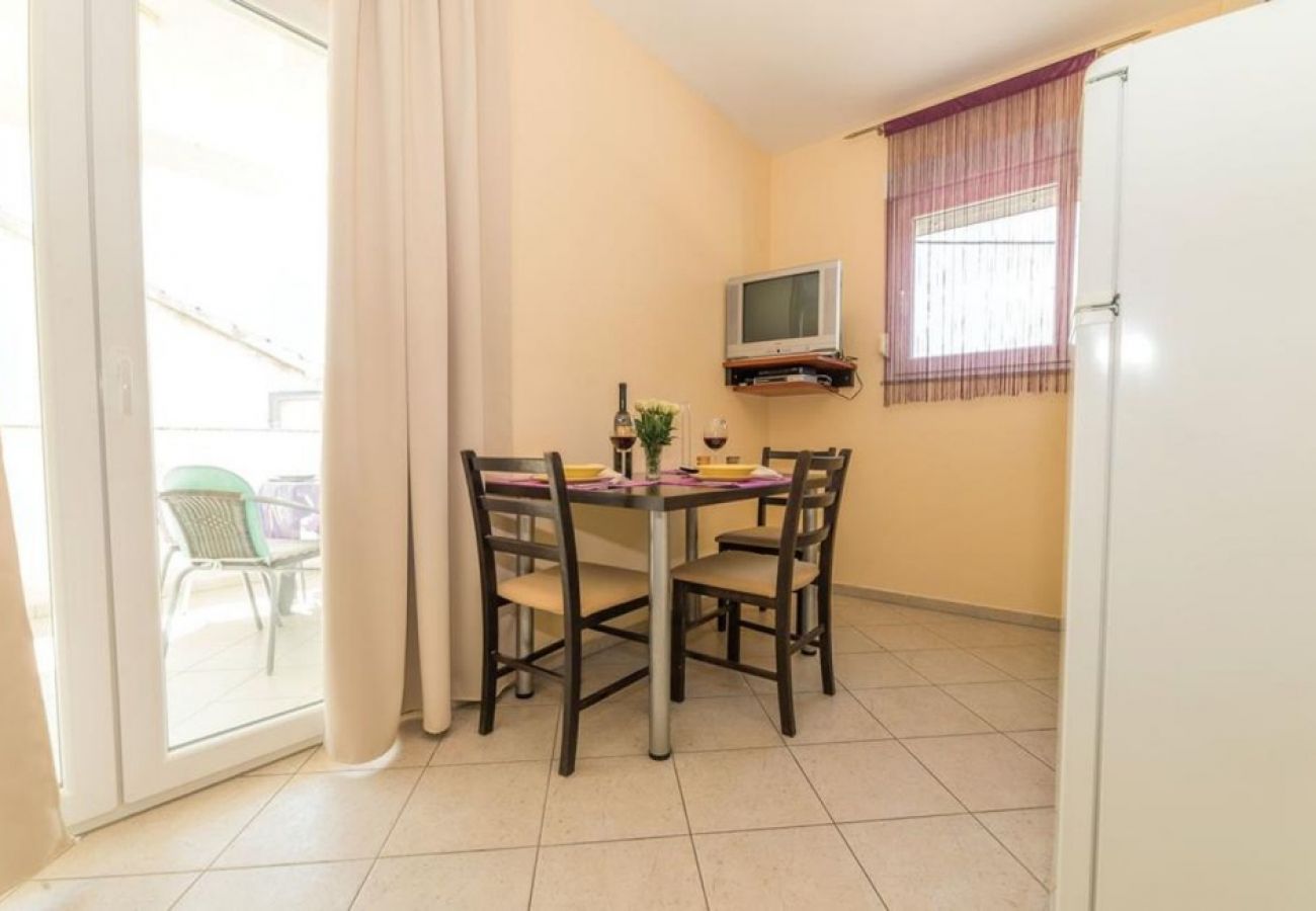 Appartement à Pakoštane - Appartement dans Pakoštane avec terrasse, Climatisation, WIFI, Machine à laver (3548-1)