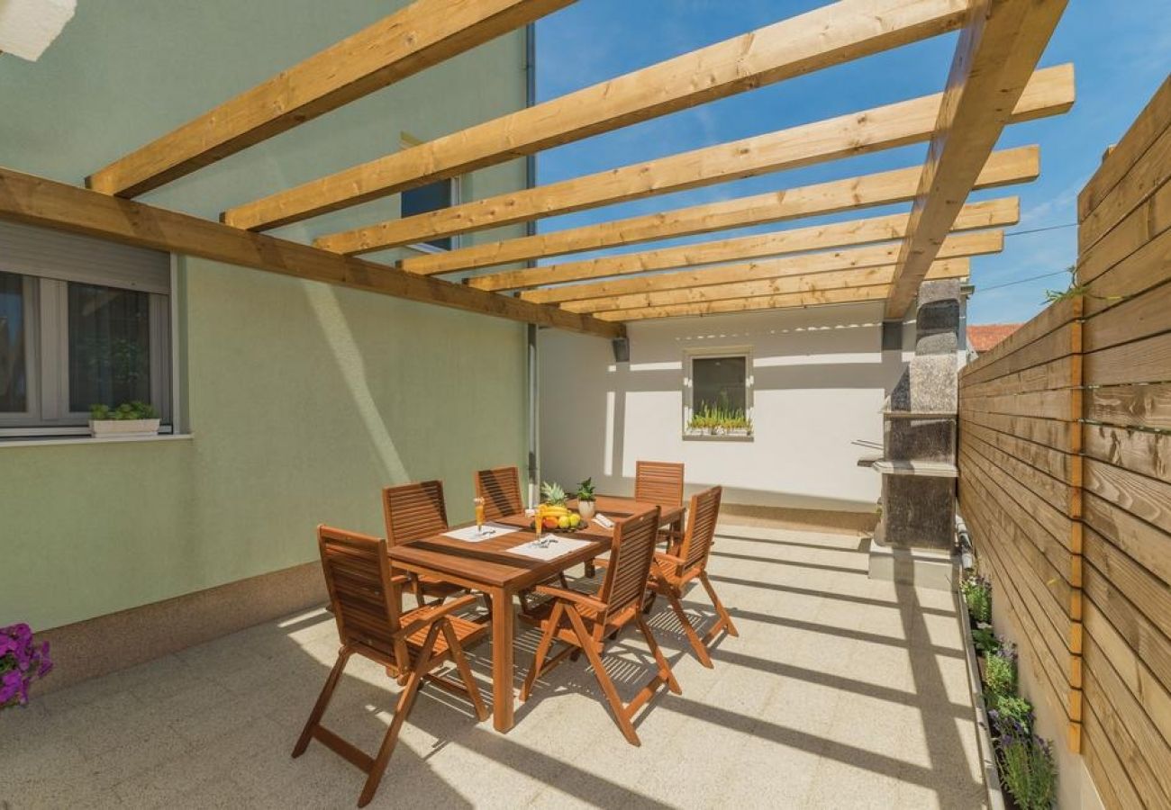 Appartement à Pakoštane - Appartement dans Pakoštane avec terrasse, Climatisation, WIFI, Machine à laver (3548-1)