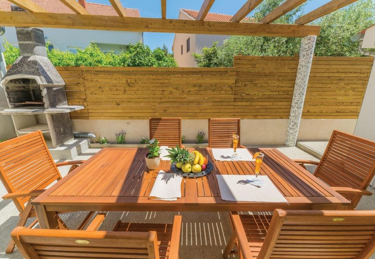 Appartement à Pakoštane - Appartement dans Pakoštane avec terrasse, Climatisation, WIFI, Machine à laver (3548-1)